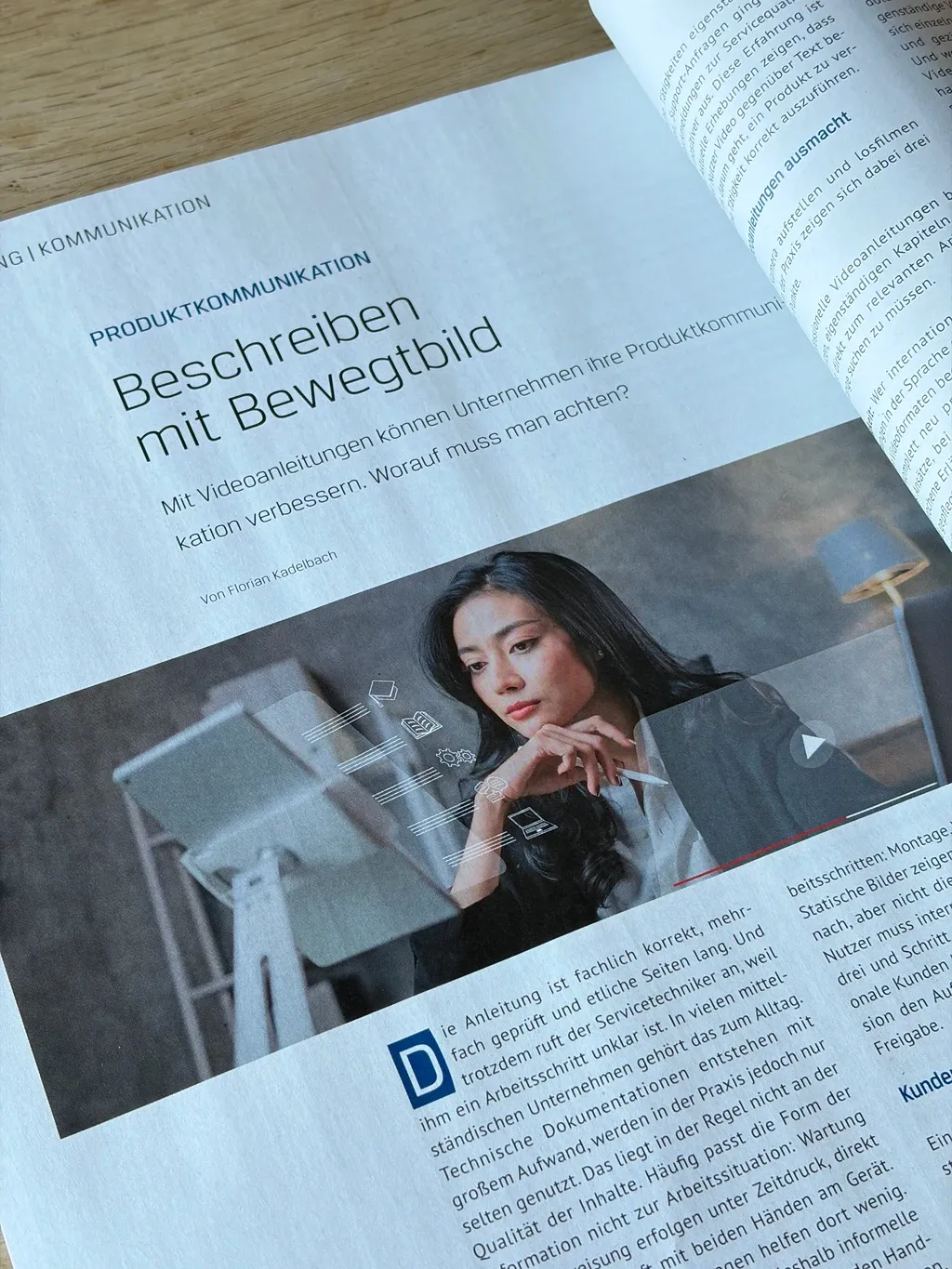 Aufgeschlagene Magazin-Doppelseite mit dem Fachbeitrag „Beschreiben mit Bewegtbild" von Florian Kadelbach in der Rubrik Produktkommunikation