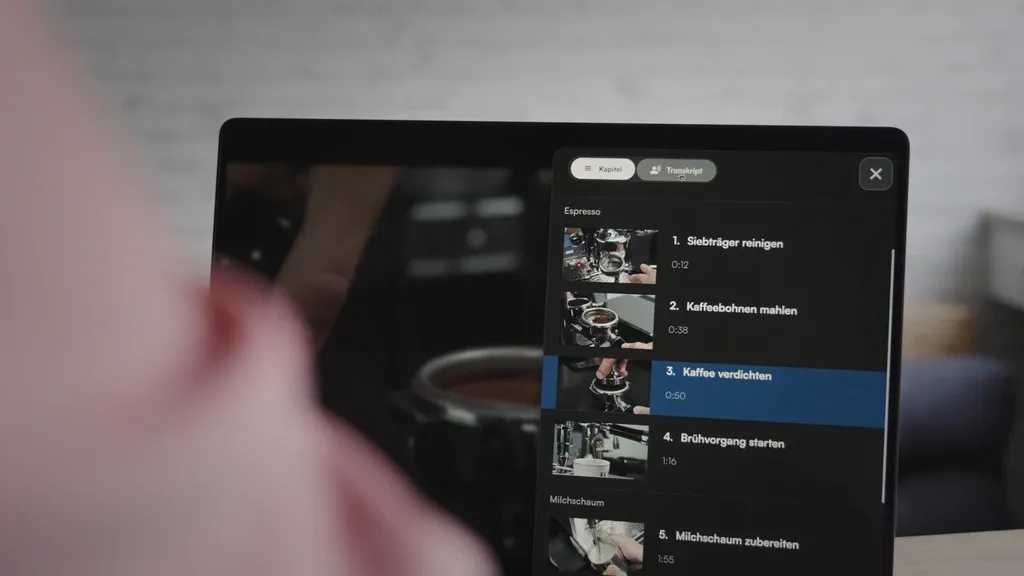 Laptop-Bildschirm mit interaktiver Kapitelübersicht der ECM-Synchronika-Videoanleitung, Schritte zur Espresso- und Cappuccino-Zubereitung