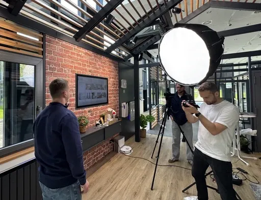 Videoproduktion bei SIEGENIA, internes Team beim Dreh der Smarter-Sensor-Videoanleitung