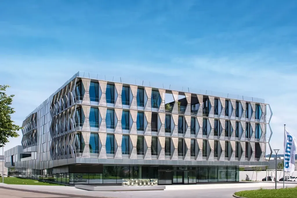 Hauptsitz von AUMA in Müllheim mit charakteristischer Aluminium-Fassade
