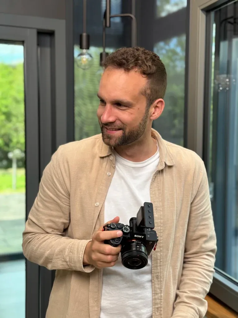 Florian Kadelbach, Gründer von yntro, freundlich lächelnd.