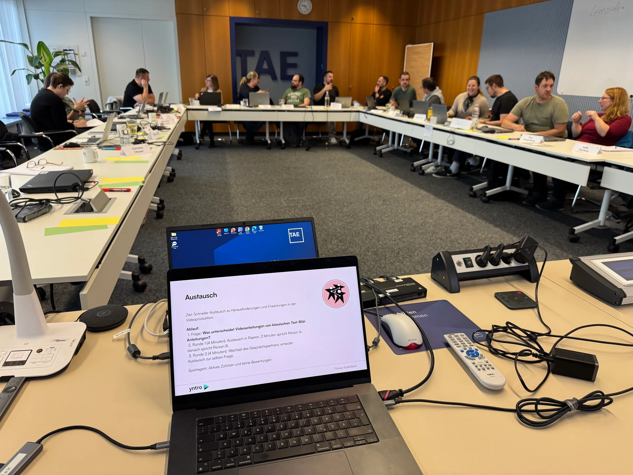 Seminarraum der Technischen Akademie Esslingen mit Teilnehmenden und yntro-Folie zum Austausch