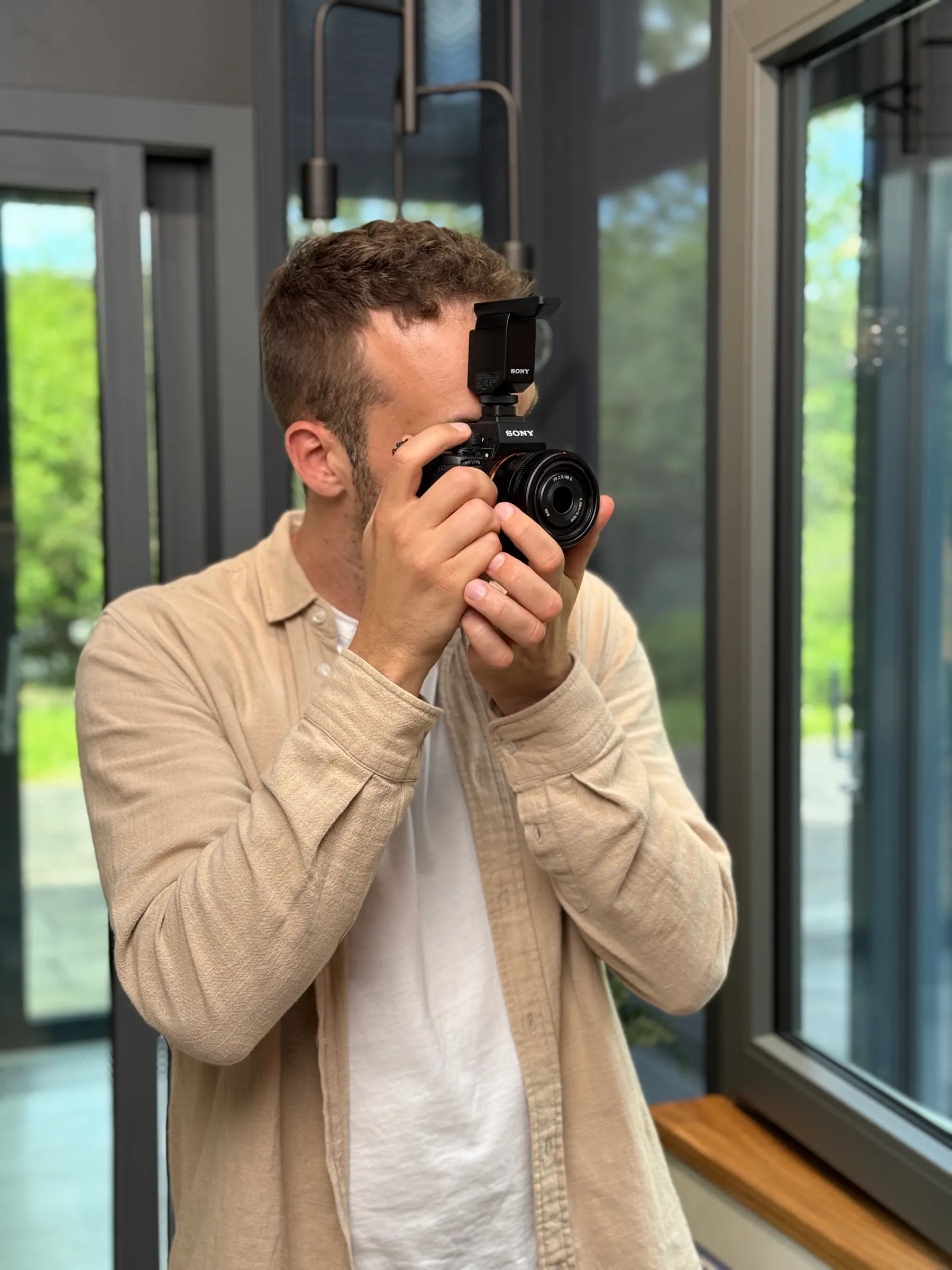 yntro-Mitarbeiter mit einer Systemkamera bei einer Videoaufnahme.
