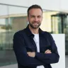 Porträt von Florian Kadelbach vor dem Messegelände in Stuttgart